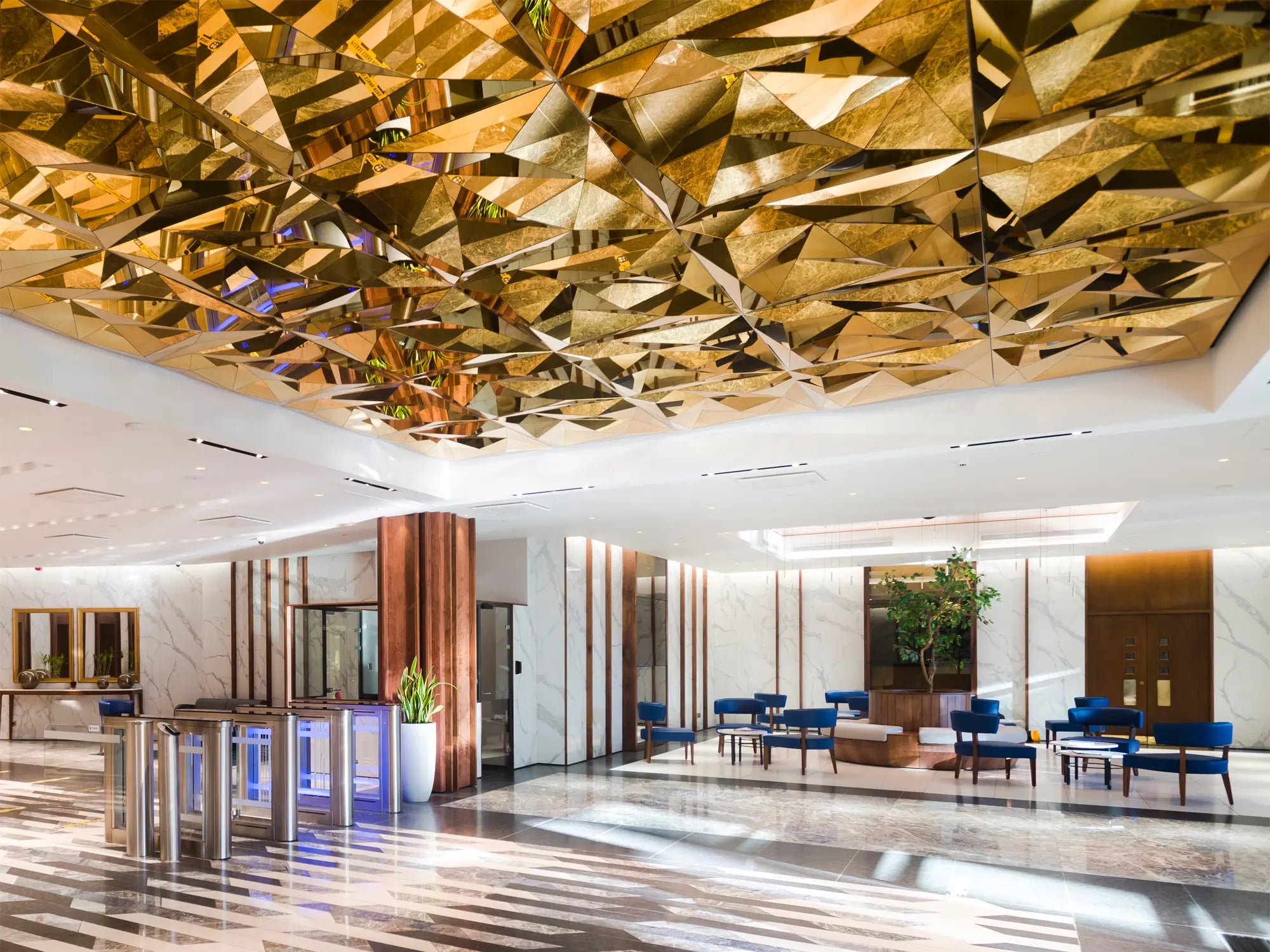 Lastre di vetro color oro che coprono un soffitto