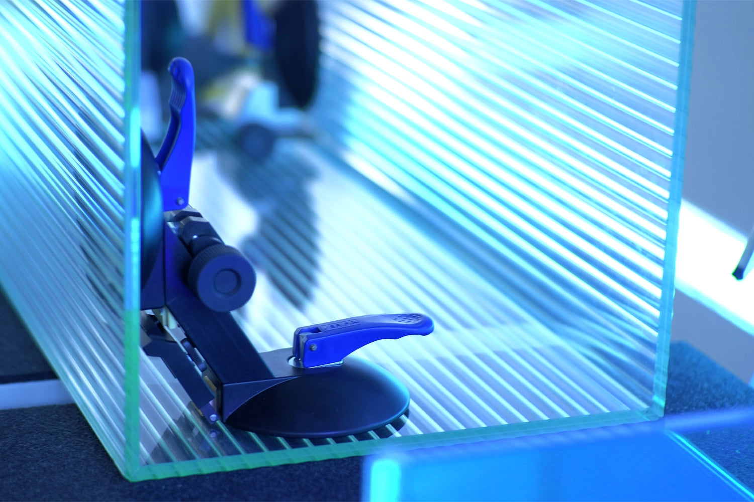 Ventosa che tiene tre lastre di vetro colorate