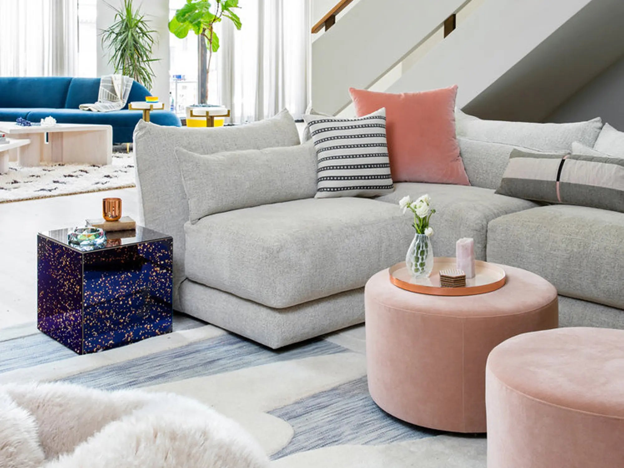 Cubo in vetro blu con punti d'orati in un salotto moderno