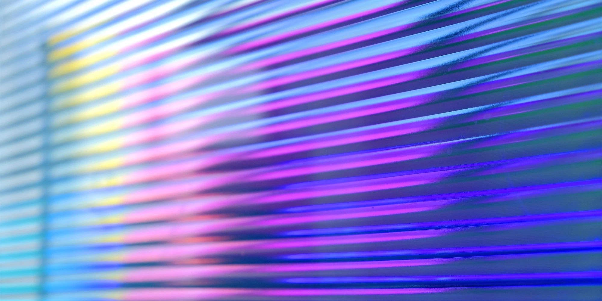 Dettaglio di una lastra di vetro ondulata iridescente